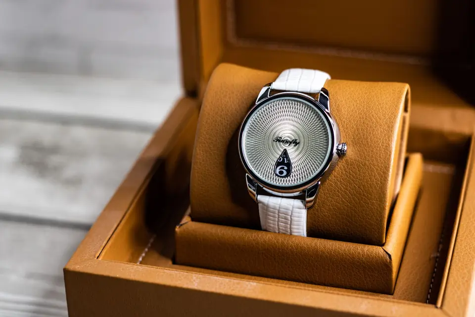 Un reloj en su estuche abierto